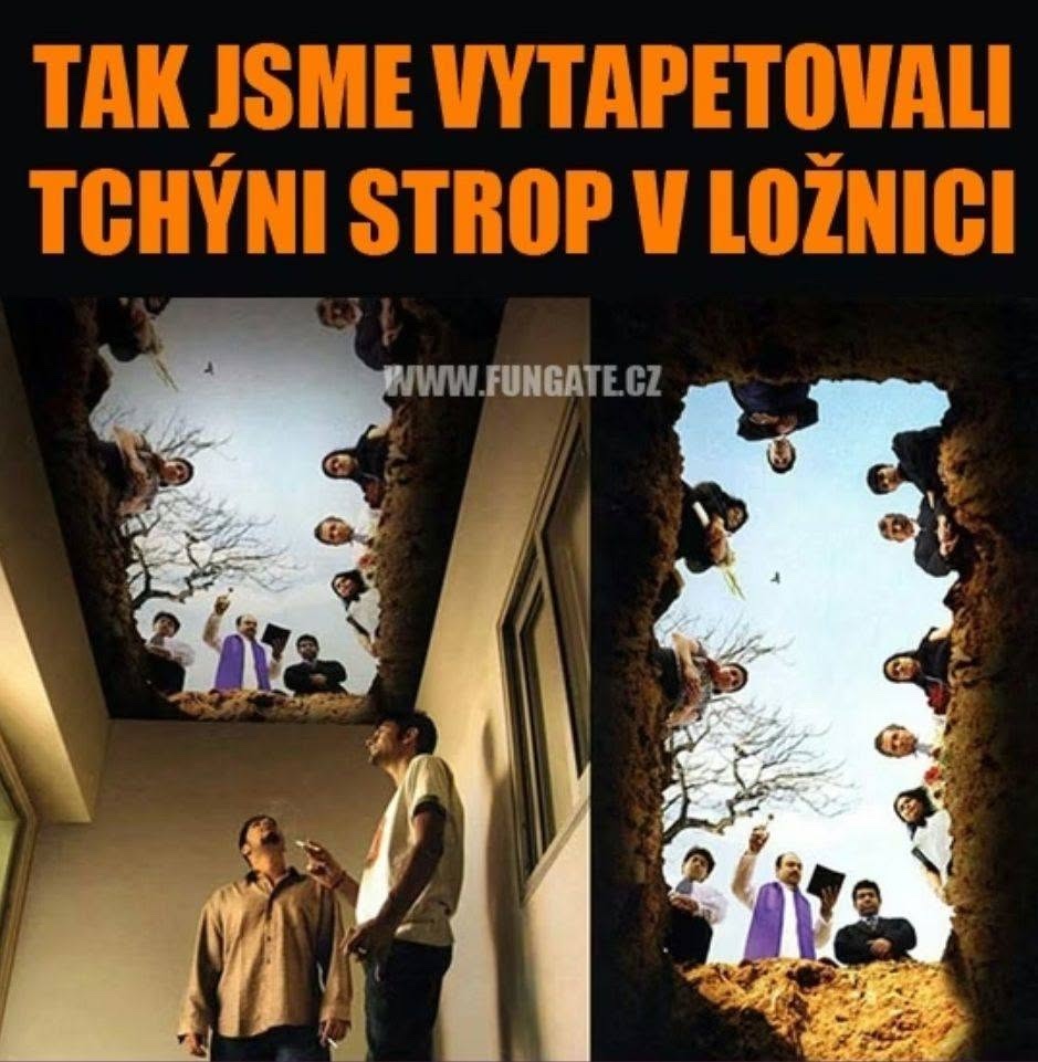 Muži pozerajú na strop s ilúziou hrobu, nad nimi stojí skupina ľudí.