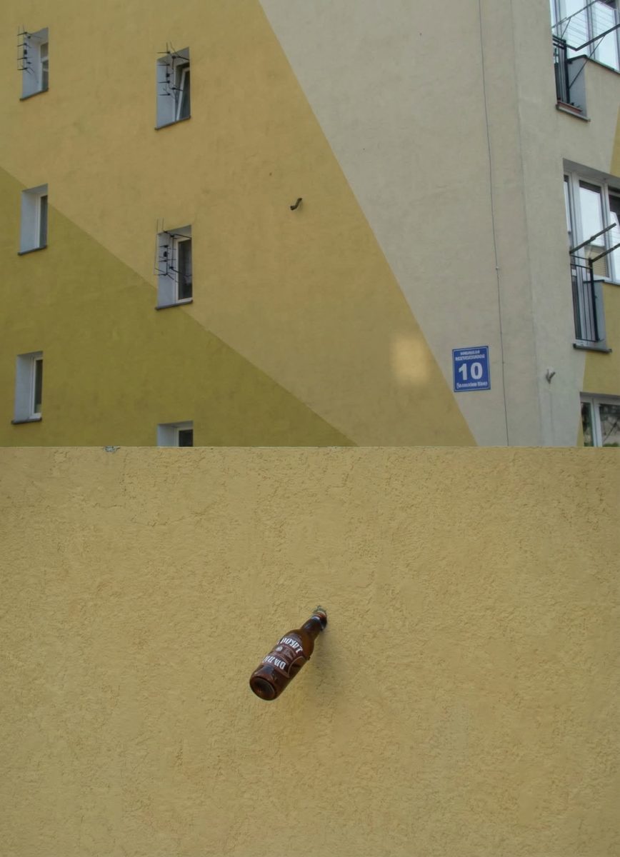 Fľaša na stene so žltým geometrickým vzorom, Dom na ulici Naugarder Str. 10, Berlin.
