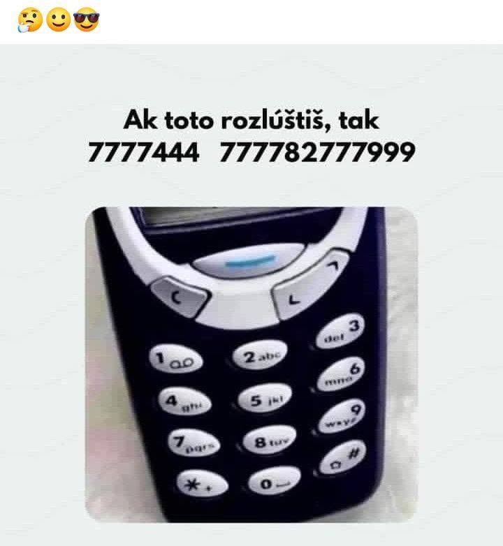Starý mobil s klávesnicou a číselným kódom na rozlúštenie textovej hádanky.