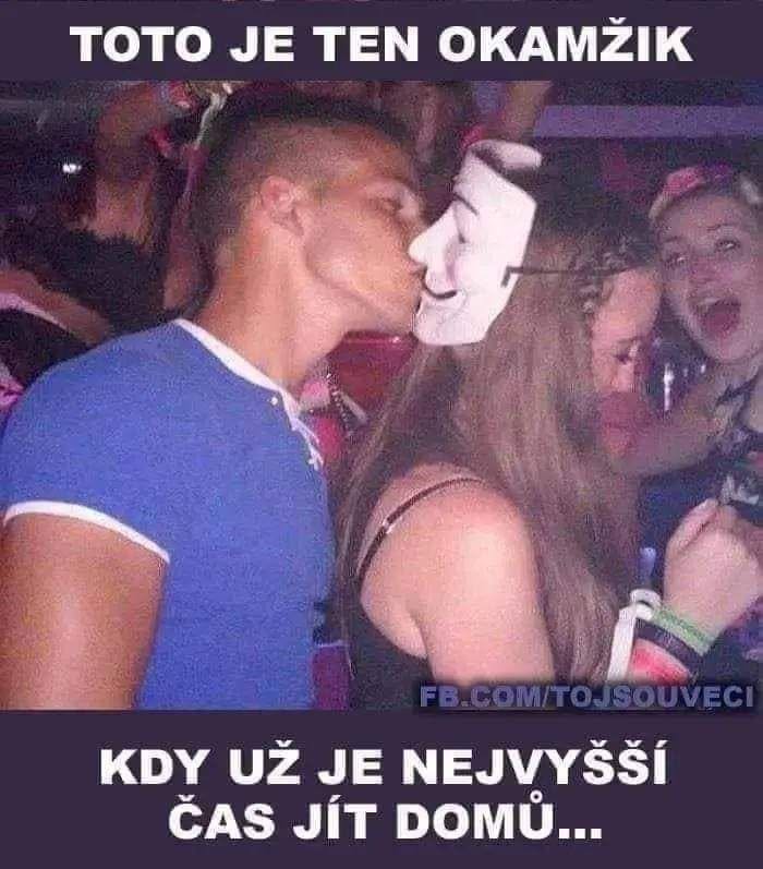 Chlapec na párty bozkáva dievča s maskou, s nápisom Toto je ten okamžik, kdy už je nejvyšší čas jít domů.