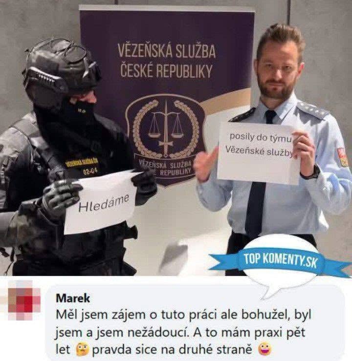 Vězeňská služba ČR hľadá posily – vojak a policajt s náborovými tabuľkami pred logom služby.