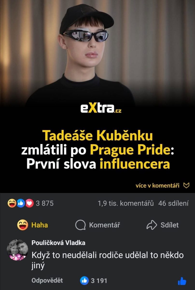 Muž v čiernej čiapke a okuliaroch s článkom o útoku po Prague Pride na stránke extra.cz.