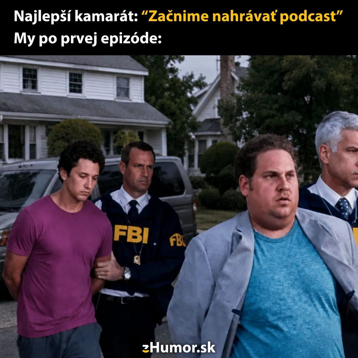 Dvaja muži v putách sprevádzaní agentmi FBI pred domom, humorný text na začiatku.