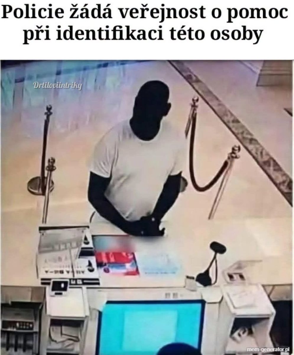 Muž v bielej košeli na kamerovom zázname za pultom, polícia hľadá pomoc verejnosti pre identifikáciu.
