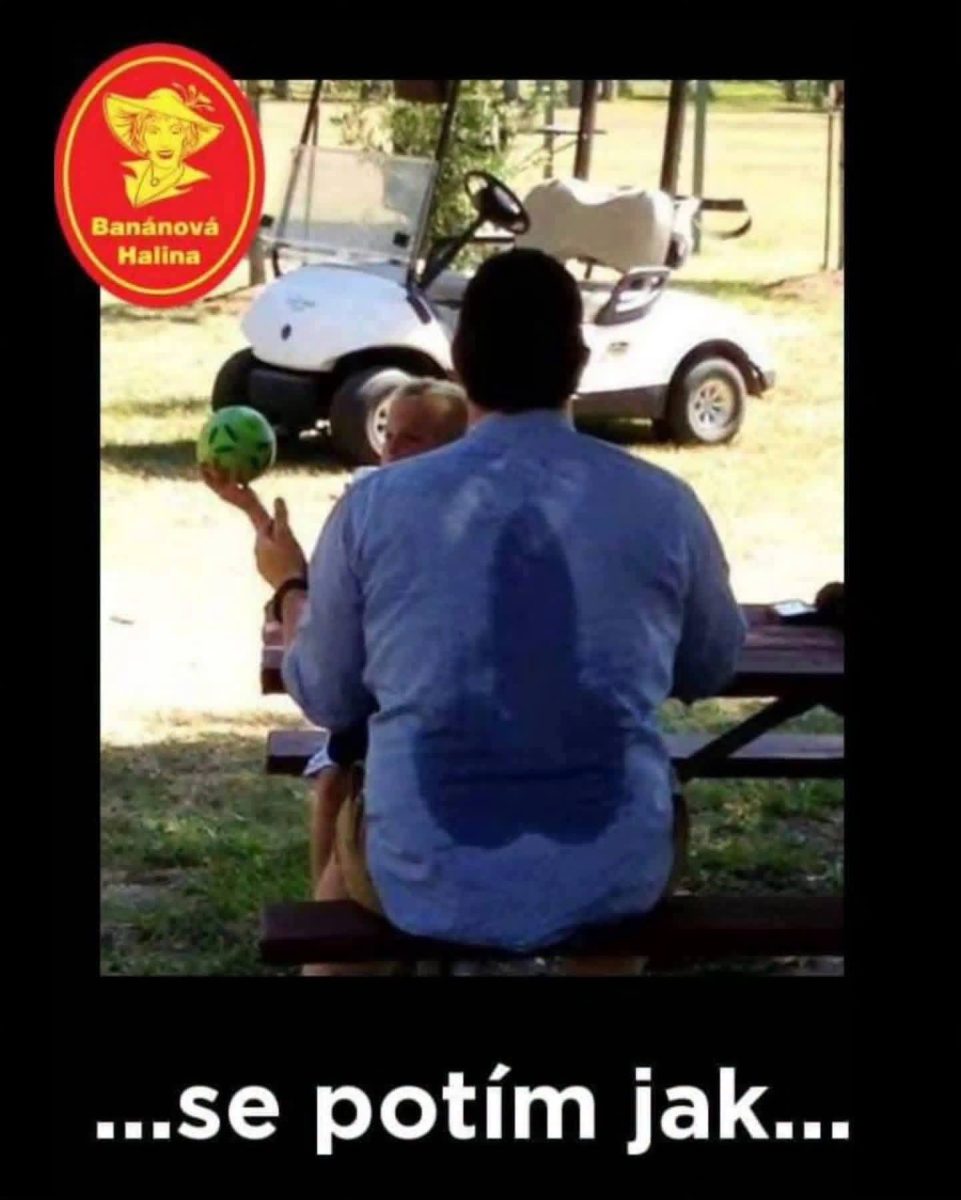 Muž so spoteným chrbtom sedí na lavičke vonku, drží dieťa a loptičku. V pozadí je golfový vozík.