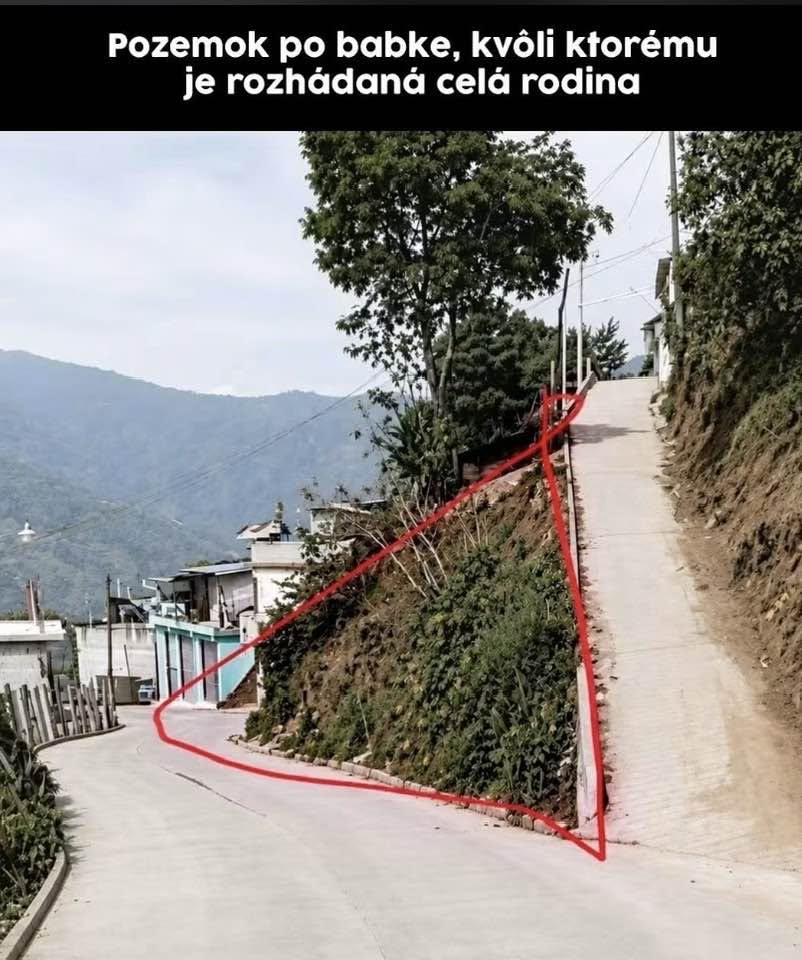 Trojuholníkový pozemok pri ceste, ktorý spôsobuje rodinné nezhody kvôli dedičstvu po babke.