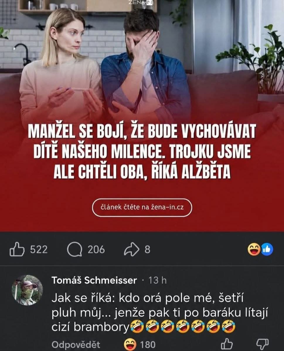 Zmätený pár na gauči diskutuje o komplikovanej rodinnej situácii s titulkou zo sociálnych médií.