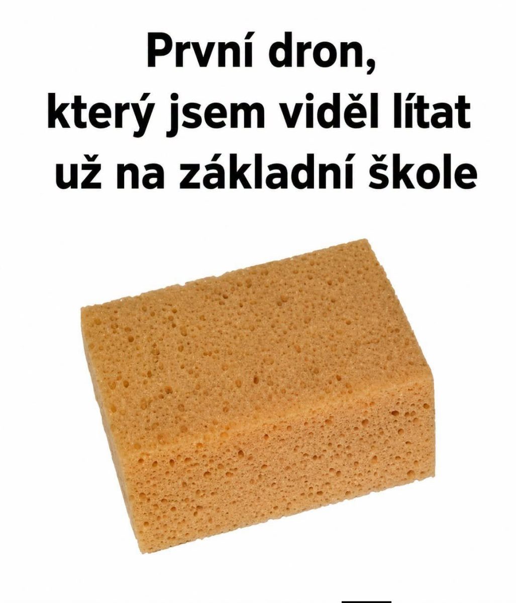 Žartovná hláška o špongii, pripomínajúca školské spomienky na lietajúcu pomôcku v triedach.