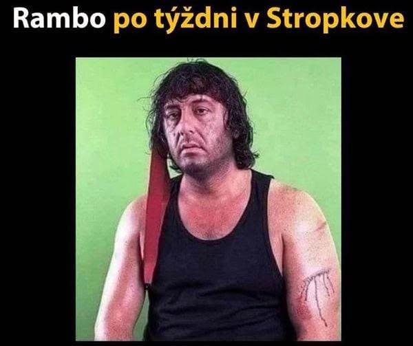 Obrázok paroduje filmového hrdinu v unavenom stave s textom Rambo po týždni v Stropkove na zelenom pozadí.