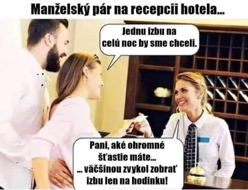 Manželský pár na recepcii hotela, vtipná konverzácia o rezervácii izby na celú noc verzus bežná hodinová rezervácia.