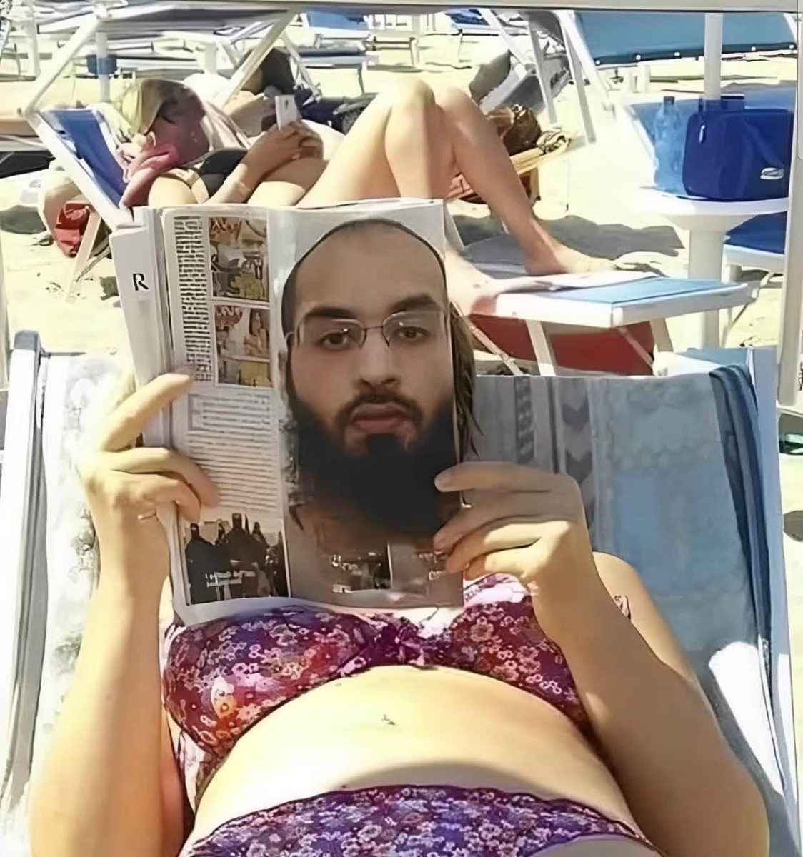 Žena na pláži s časopisom, ktorého titulná strana kreatívne zakryje jej tvár.