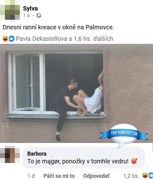 Osoba pomáha druhej z okna na Parížskej ulici počas teplého dňa. Zábavná konverzácia v komentároch.