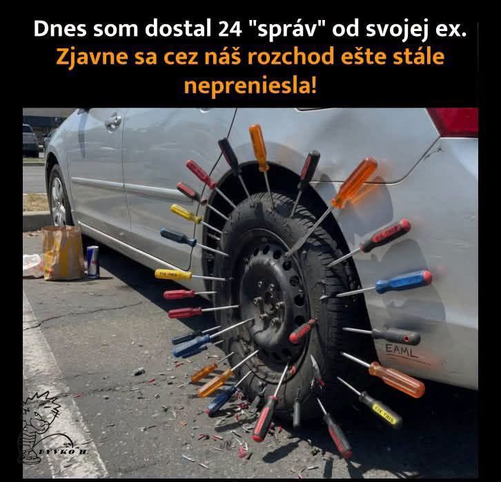 Auto s pneumatikou prepichnutou množstvom skrutkovačov, humorný prejav nevraživosti.