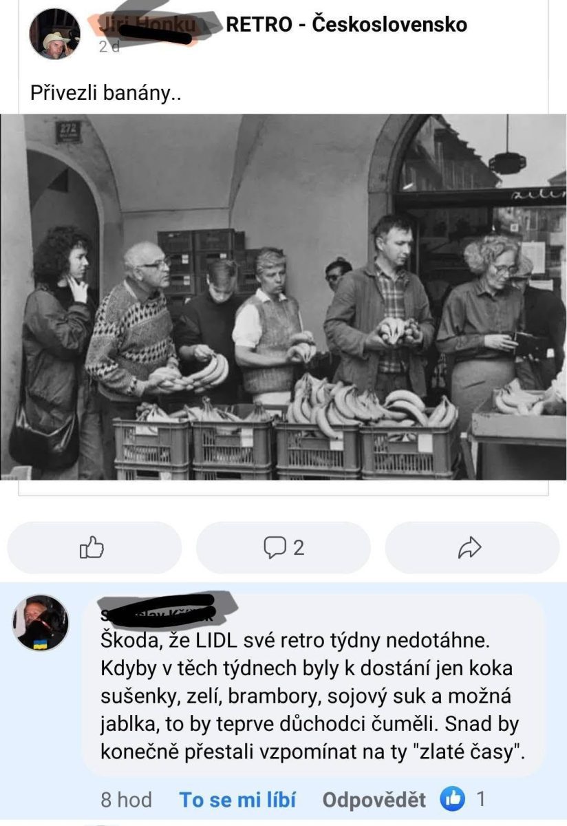 Lidé v Československu čekající ve frontě na banány během retro období, historický snímek z obchodu.