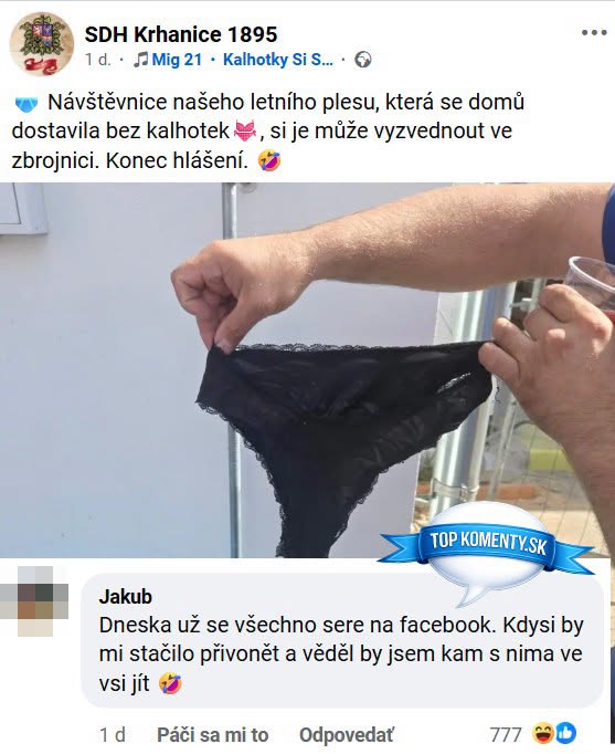 Muži držiaci čierne čipkové nohavičky, vtipný príspevok hasičov na Facebooku.