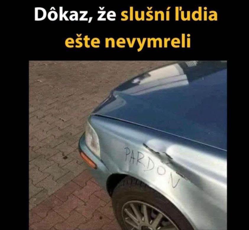 Poškodené auto s nápisom Pardon na blatníku, dôkaz o ohľaduplnosti.