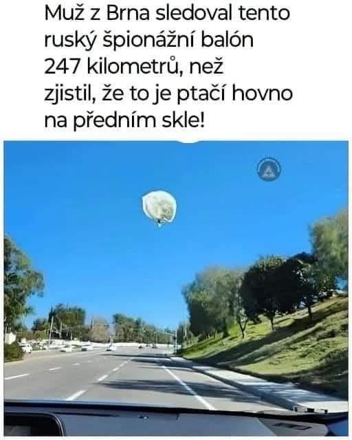 Vtipná fotka: Muž si pomýlil vtáčí trus na skle s ruským špionážnym balónom počas jazdy po ceste.