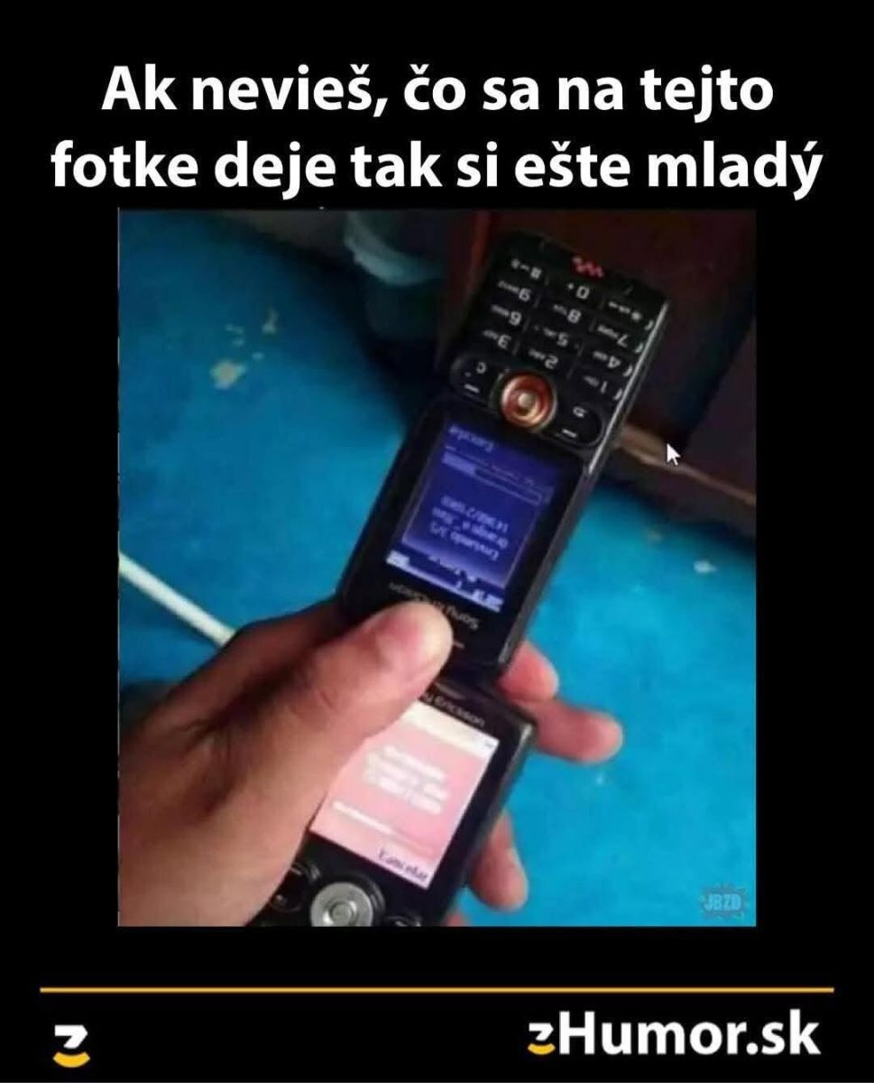 Stará mobilná hra medzi dvoma telefónmi, nostalgická pripomienka technológie minulosti.