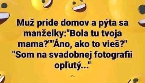 Vtipný text o manželovi a svokre na žltom podklade s emotikonmi.
