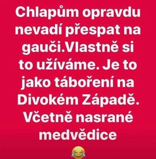 Muži neradi spia na gauči s humorom o táborení na Divokom Západe a medvedici. Smiešny obrázok s textom.