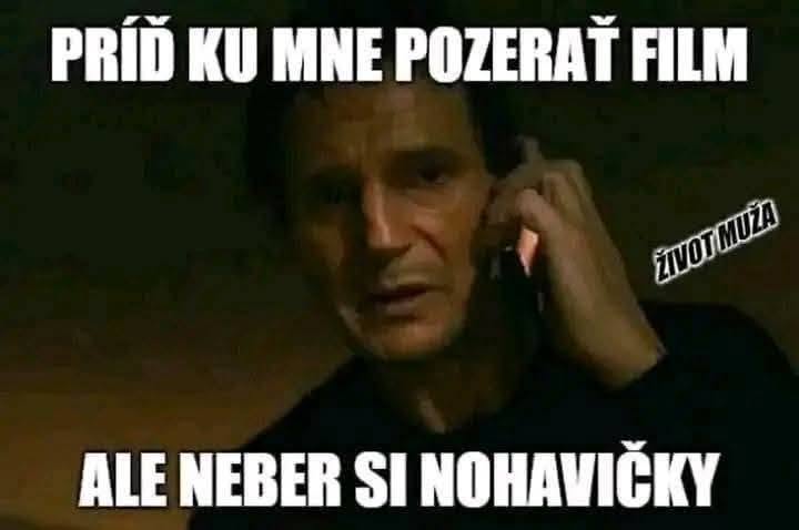 Obrázok muža s vtipným textom o pozvaní na film bez nohavičiek.