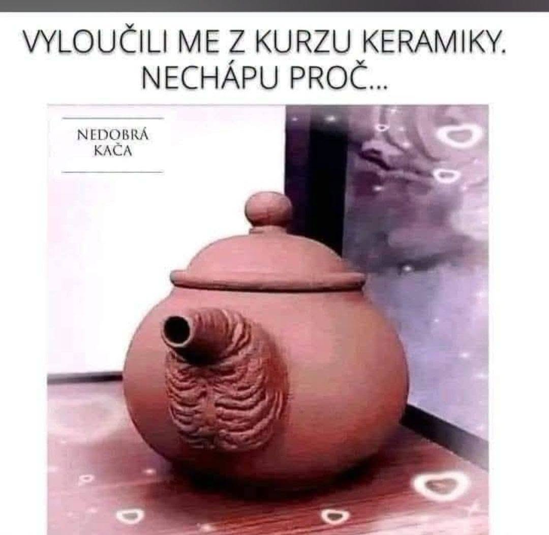 Keramická kanvica s netradičným dizajnom a vtipným popisom z kurzu keramiky.