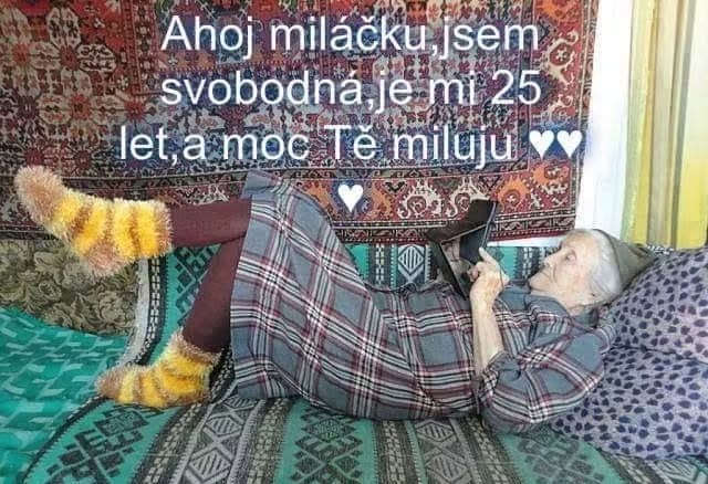 Staršia pani leží na pohovke, číta tablet a je obklopená farebnými kobercami. Text hovorí o láske a slobode.