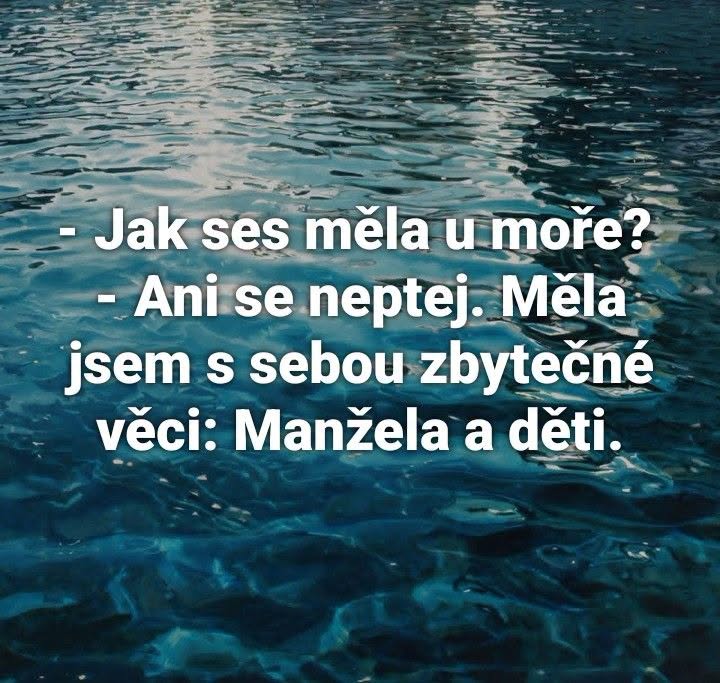 Text na obrázku o dovolenke pri mori s humorom o rodinných veciach.