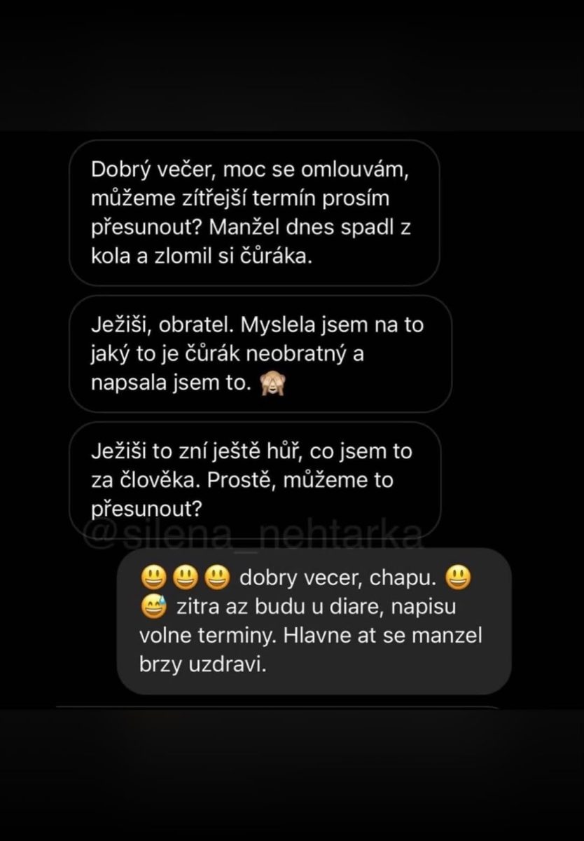 Správa o chybnej autocorrect oprave a posunutí stretnutia pre zranenie manžela. Reakcia s pochopením. Emojis zahrnuté.