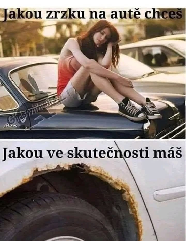 Vtipný kontrast medzi očakávaním a realitou: Žena na aute vs. korózia na blatníku.