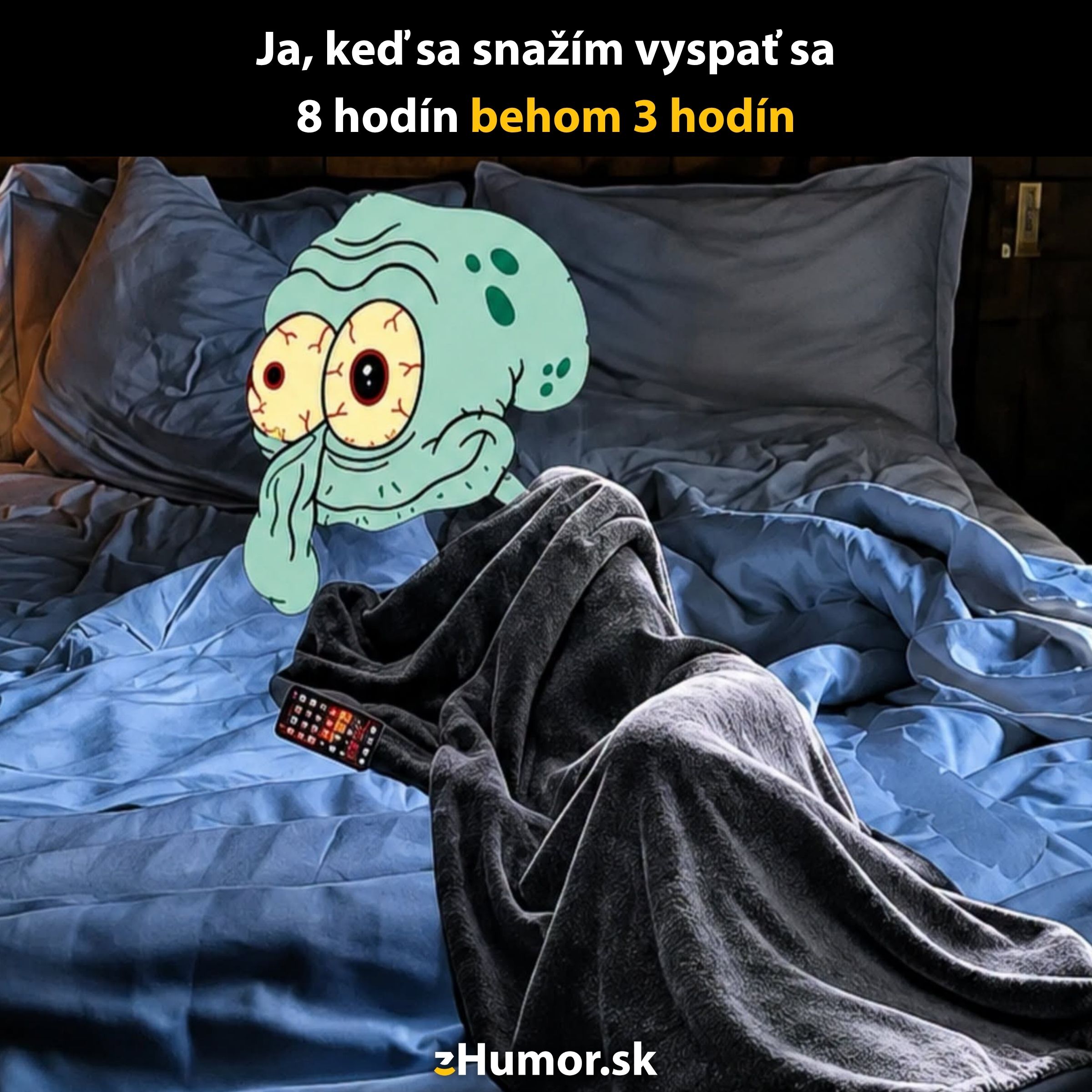Animovaná postava s unaveným výrazom leží v posteli s mobilom na prikrývke.
