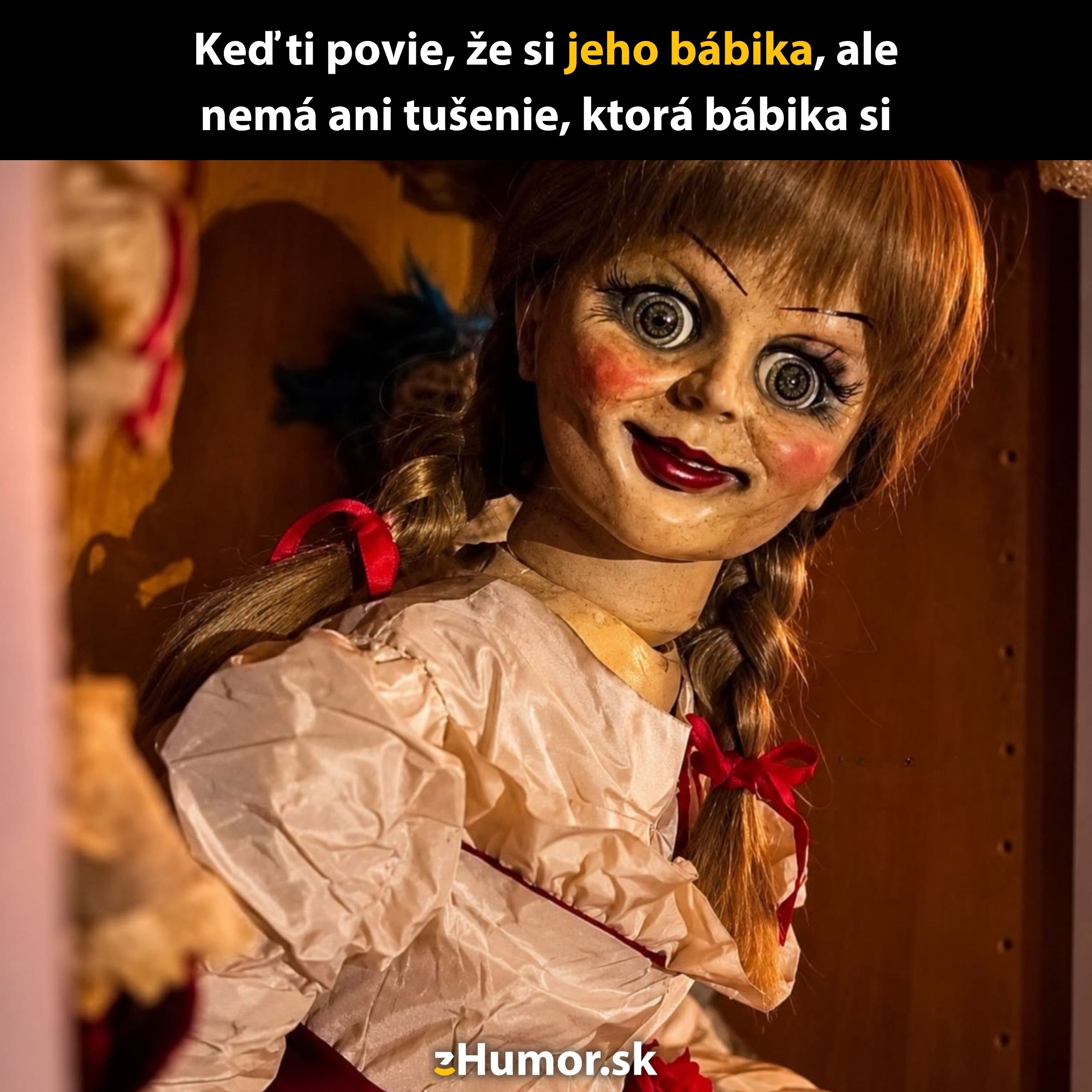 Detská bábika s výrazným mejkapom a copmi, sediaca v poličke. Vtipný text hore opisuje zmätok.