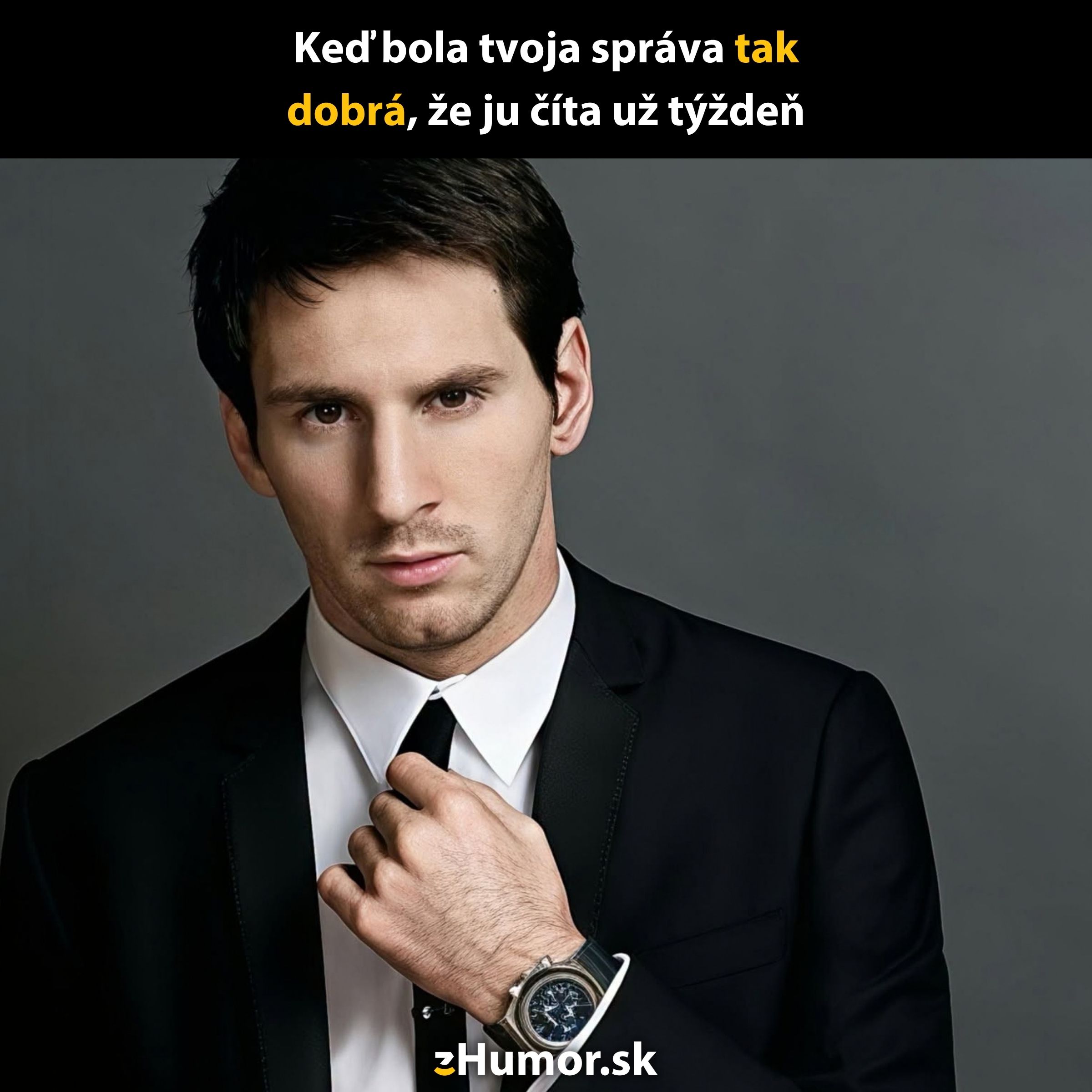 Neznámy muž v obleku s formálnym výrazom, viaže si kravatu, vtipný text o dobrej správe.