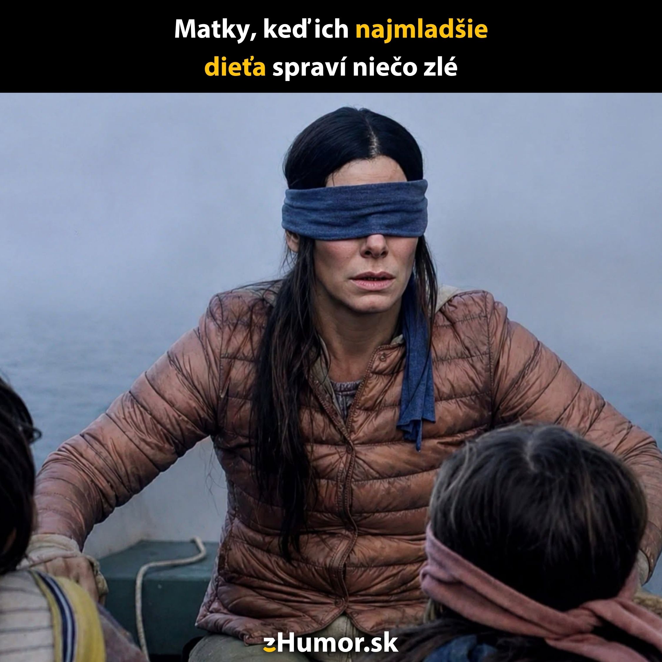 Žena so šatkou na očiach sedí v člne, vtip odkazuje na rodičovstvo a deti, ktoré spravili niečo zlé.