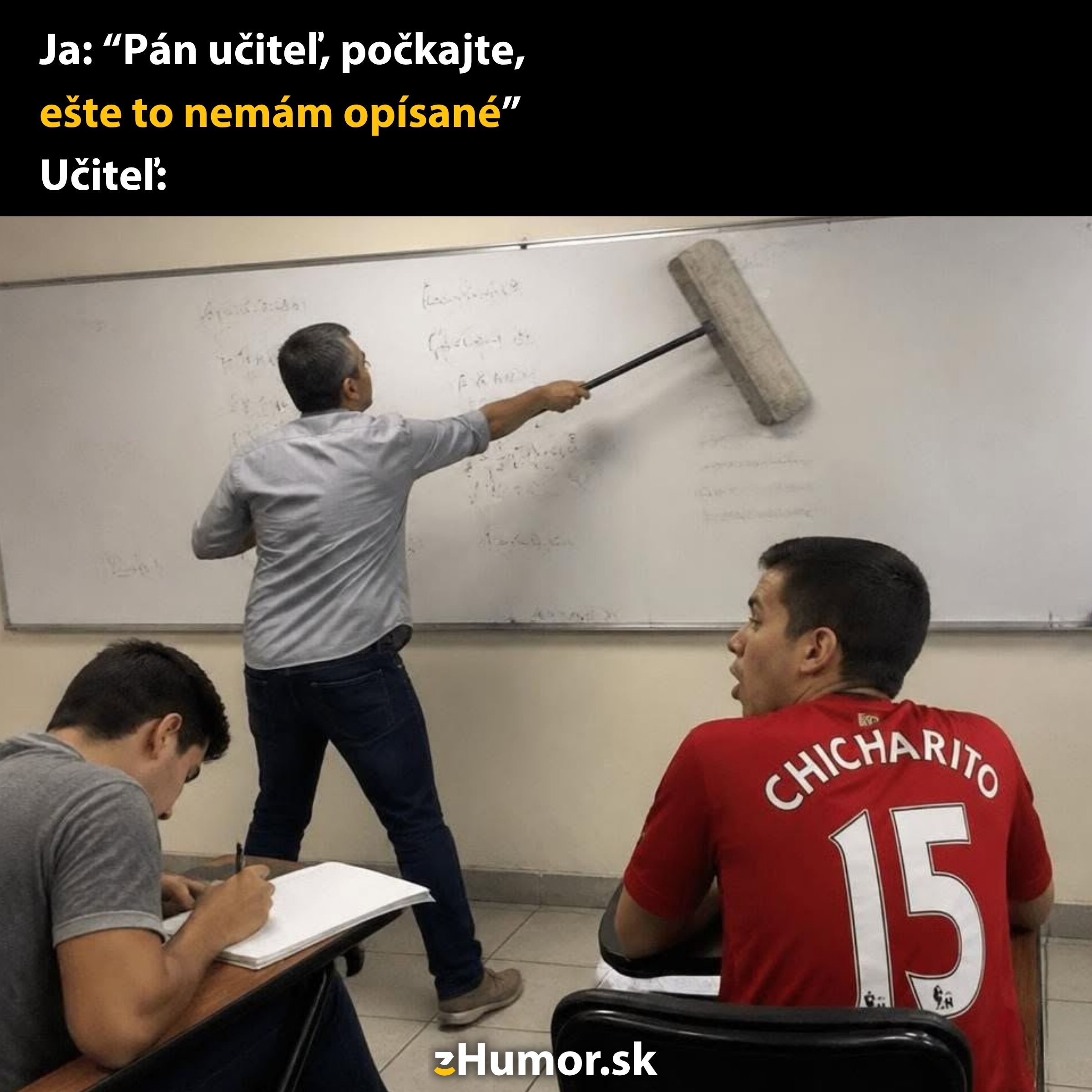 Učiteľ maže tabuľu valčekom, zatiaľ čo študenti zapisujú poznámky. Text vtipne zachytáva situáciu v triede.