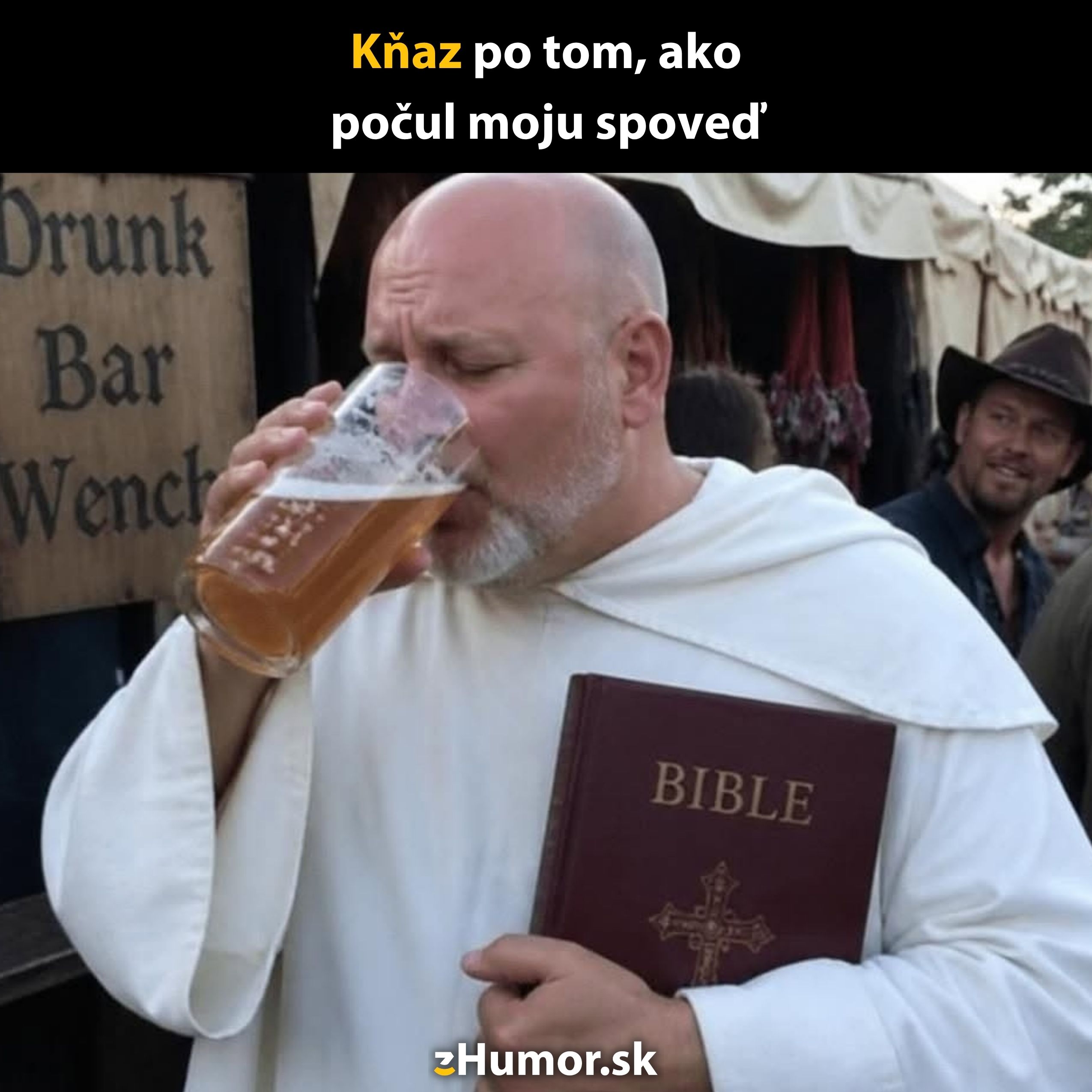 Kňaz v bielom rúchu pije pivo a drží Bibliu na vonkajšom podujatí, ľudia v pozadí.