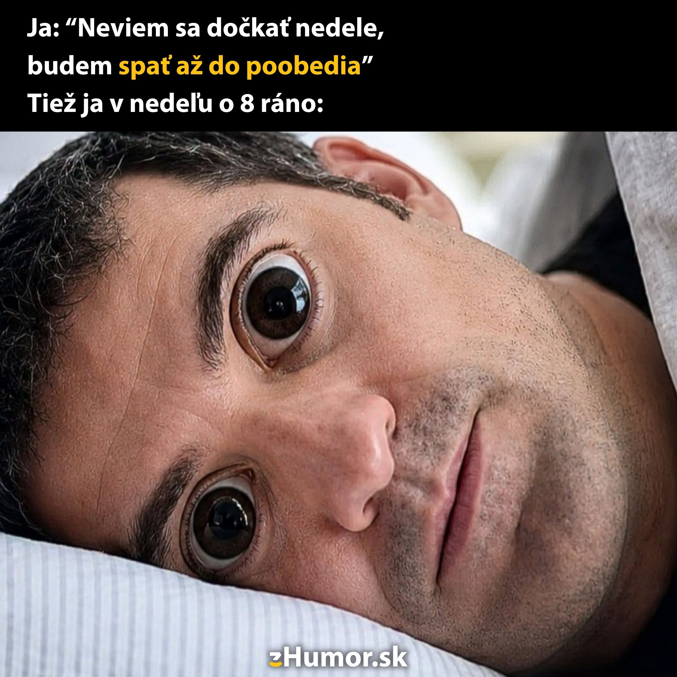 Muž v posteli s veľkými očami, prekvapený výraz, s textom o skorom vstávaní v nedeľu napriek plánom dlho spať.