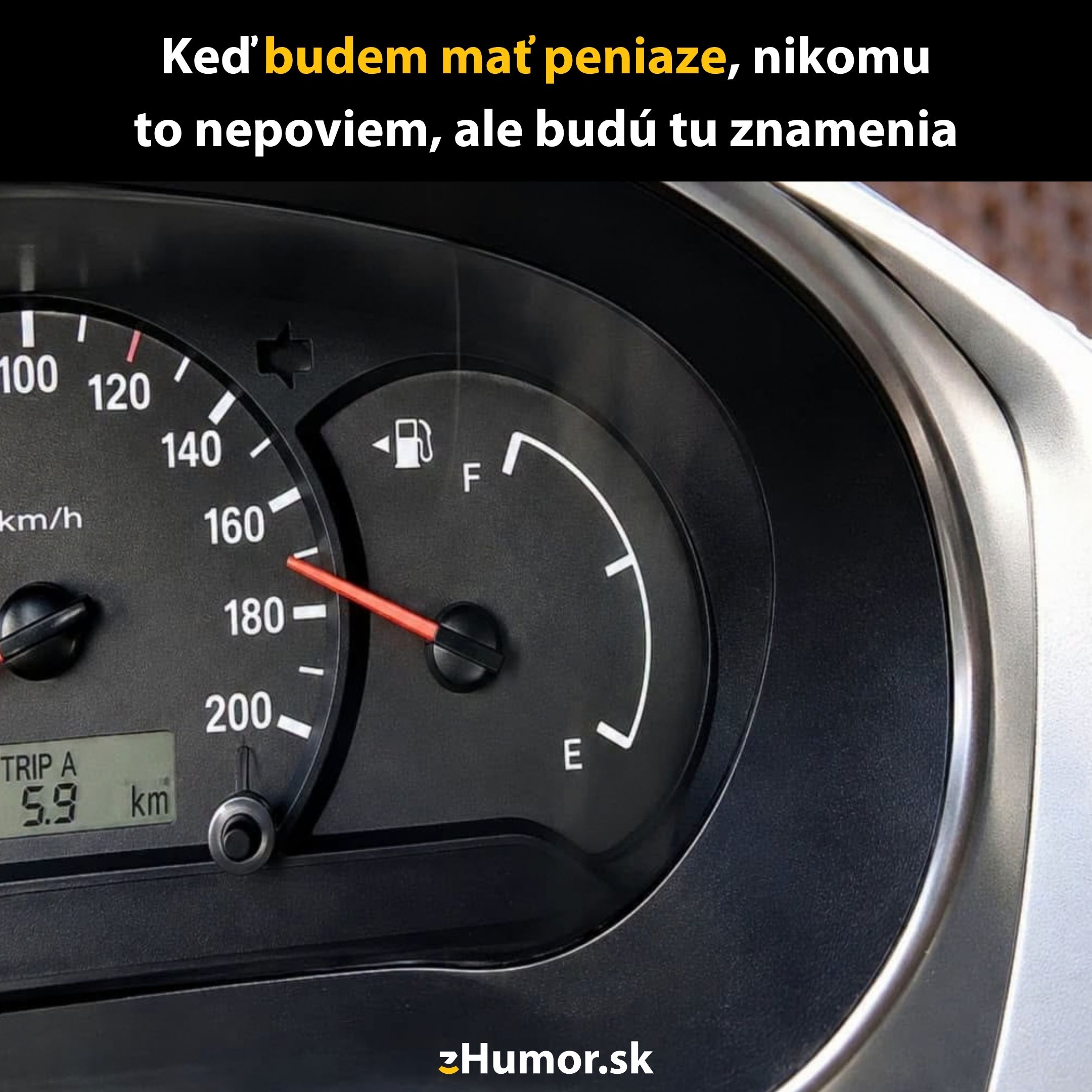 Rýchlomer auta so zobrazeným rýchlom na 160 km/h a plnou nádržou paliva. Text: Keď budem mať peniaze, budú tu znamenia.