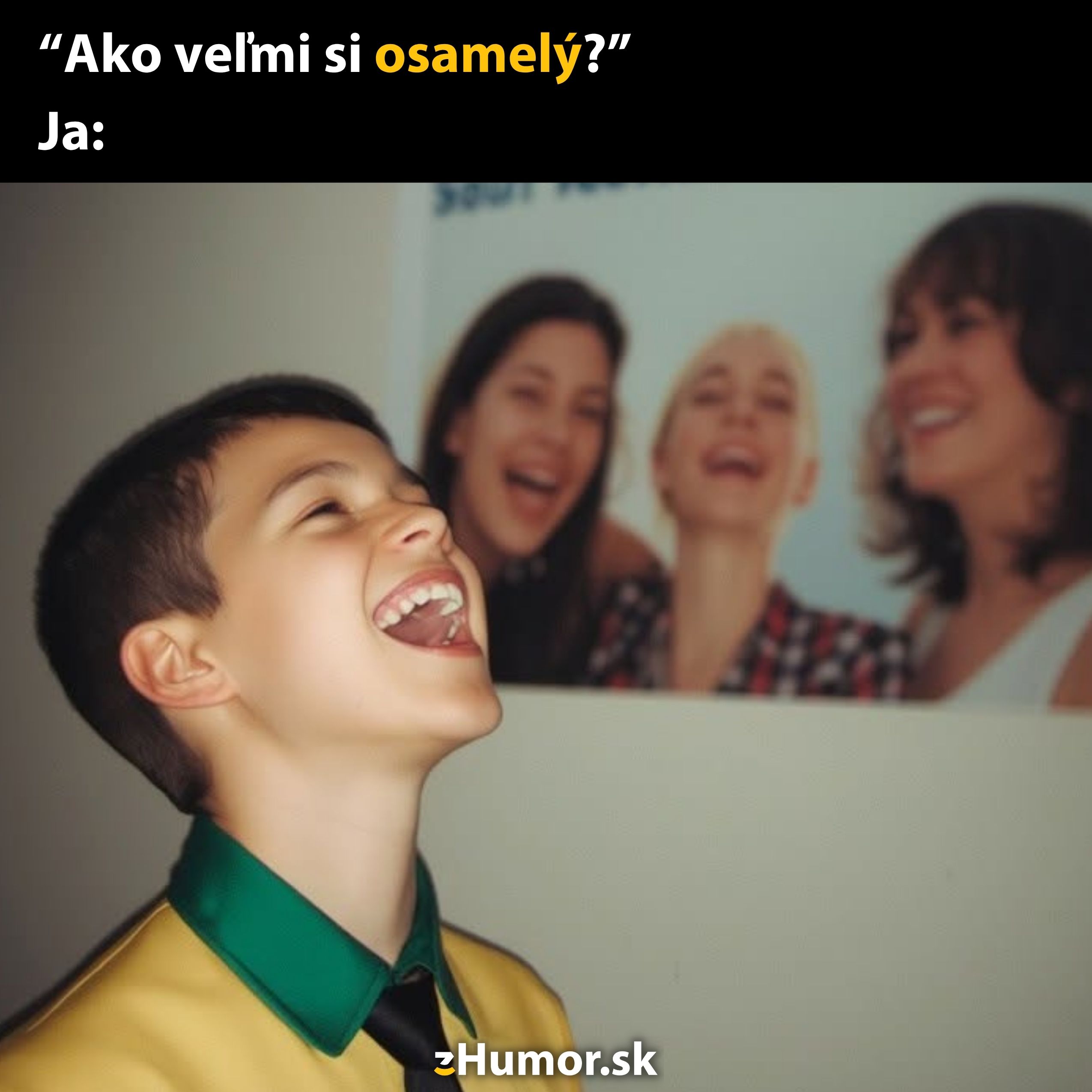 Chlapec sa smeje vedľa plagátu s rozosmiatymi ženami, text nad ním hovorí o pocite osamelosti.