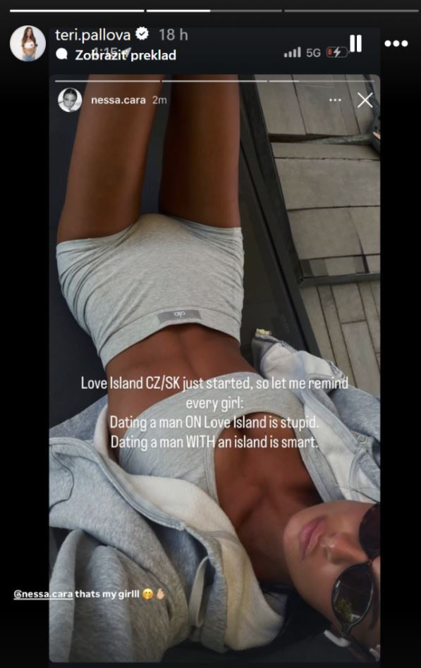Žena v šedých plavkách leží na lehátku, text na obrázku hovorí o relácii Love Island.