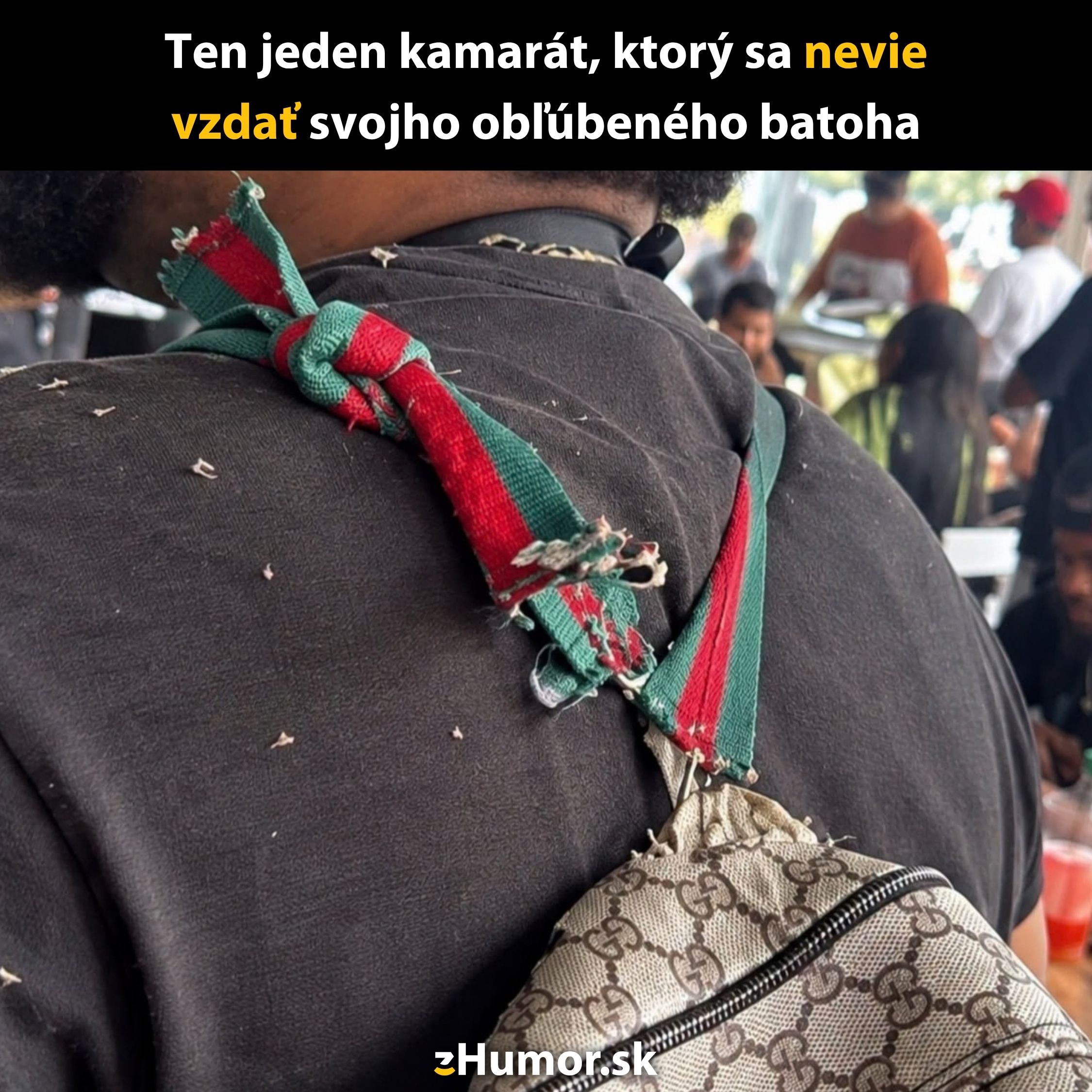 Opotrebovaný batoh s roztrhnutými popruhmi na chrbte muža v dave ľudí.
