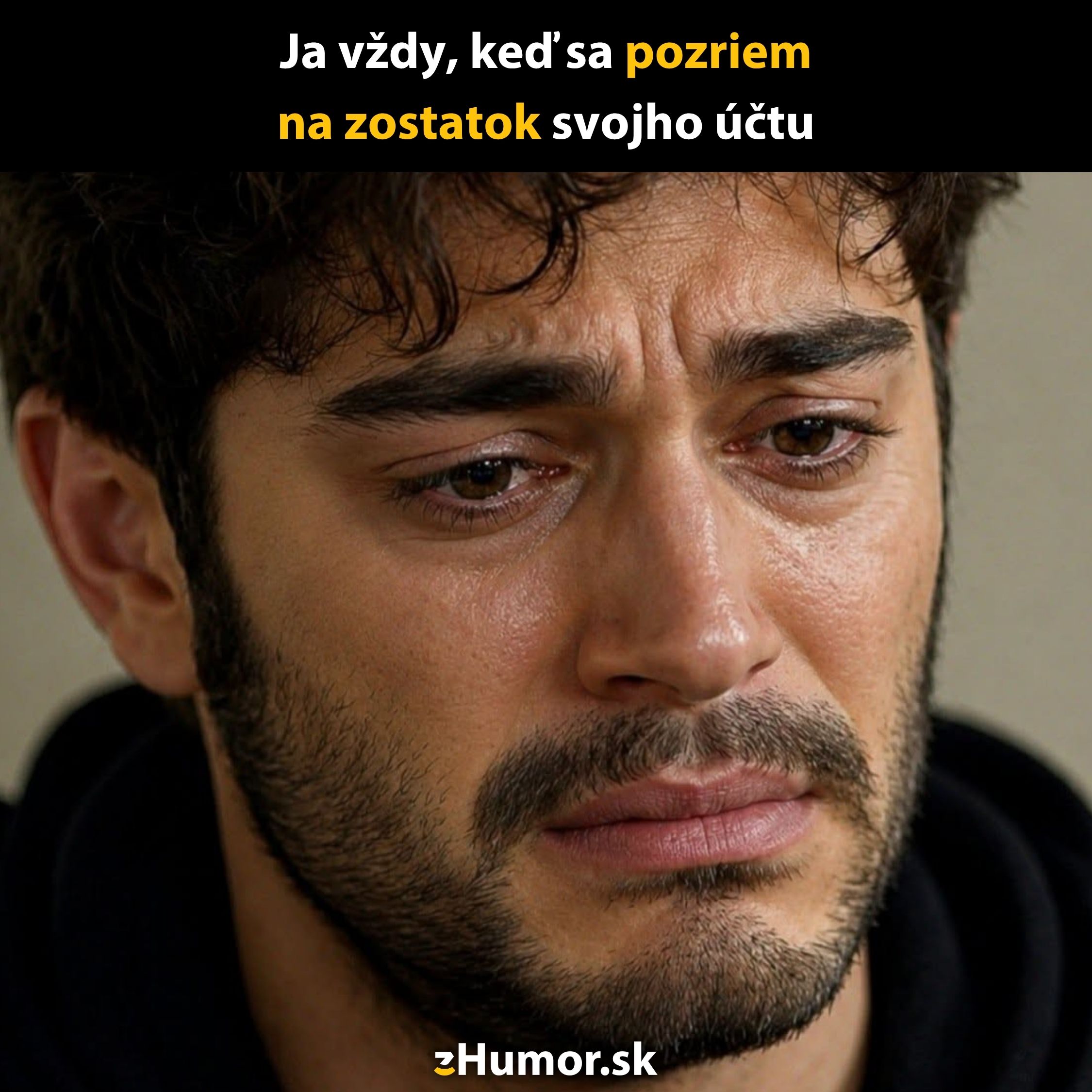 Muž smutný pri pohľade na nízky zostatok svojho účtu, vyjadrujúci frustráciu a stres z financií.