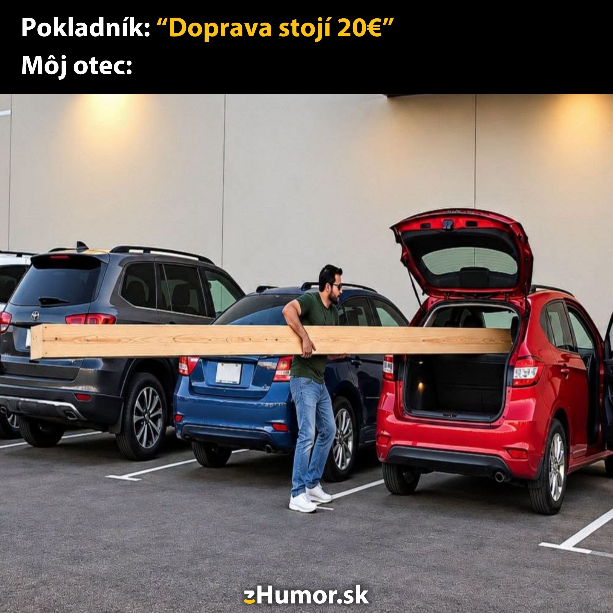 Muž nakladá dlhé drevo do červeného auta na parkovisku, vtipný nápis o tom, ako otec ušetrí na doprave.
