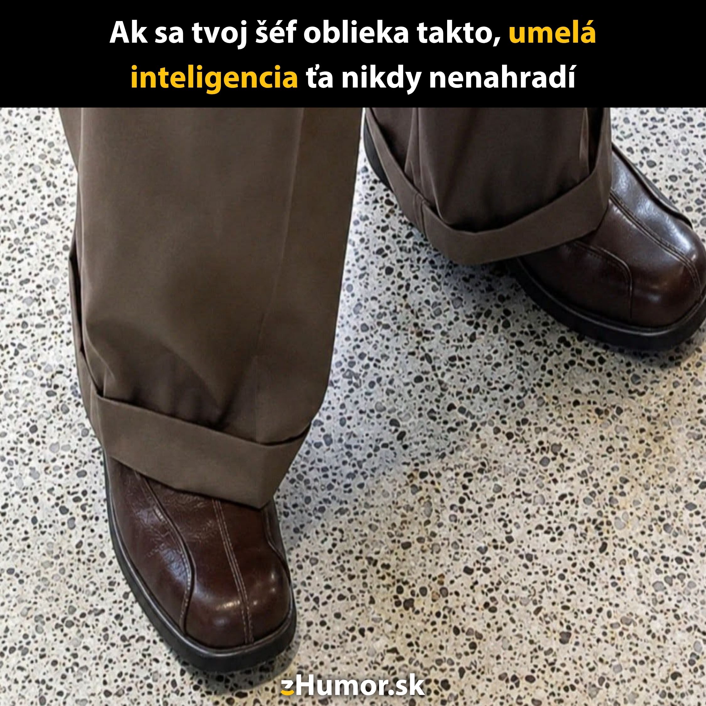 Hnedé topánky a nohavice prehnuté cez topánky na škvrnutej podlahe. Text na obrázku je humoristický.