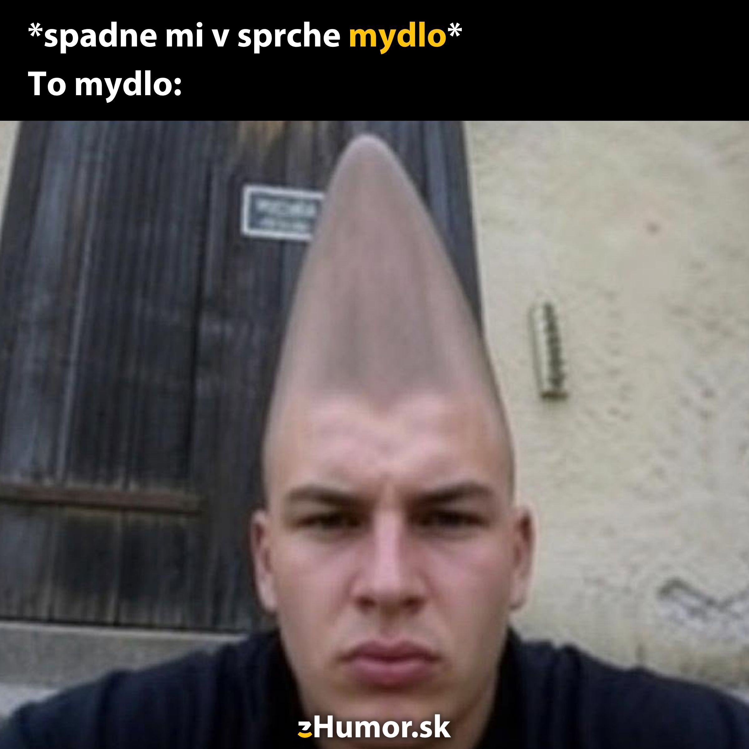 Osoba s pretiahnutou hlavou ako komická reakcia na pád mydla v sprche, vtipný obrázok z eHumor.sk.