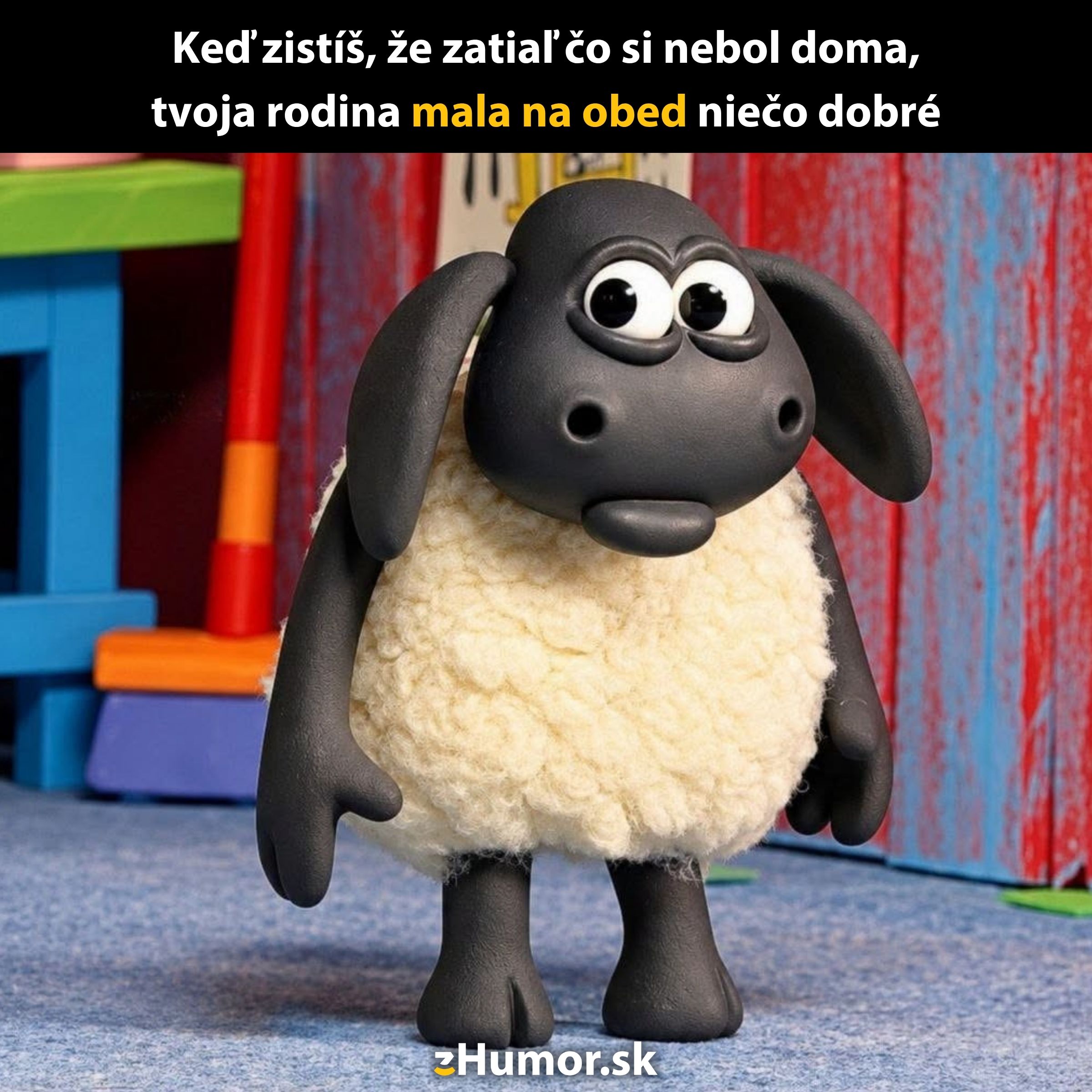 Animovaná ovečka prekvapená, že rodina mala chutný obed bez jej prítomnosti, v priestore s farebným pozadím.