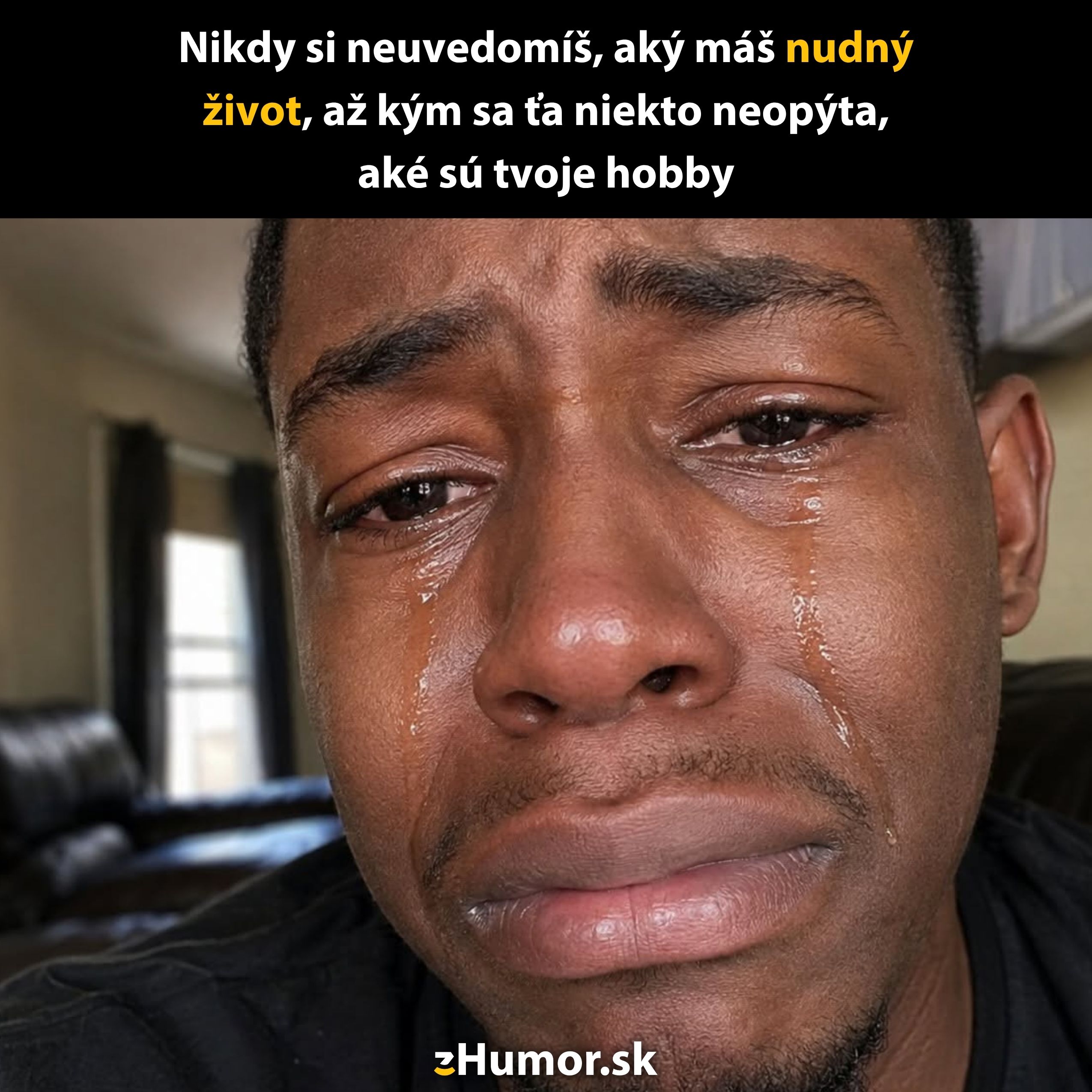 Chlap plače s textom Nikdy si neuvedomíš, aký máš nudný život, až kým sa ta niekto neopýta, aké sú tvoje hobby.