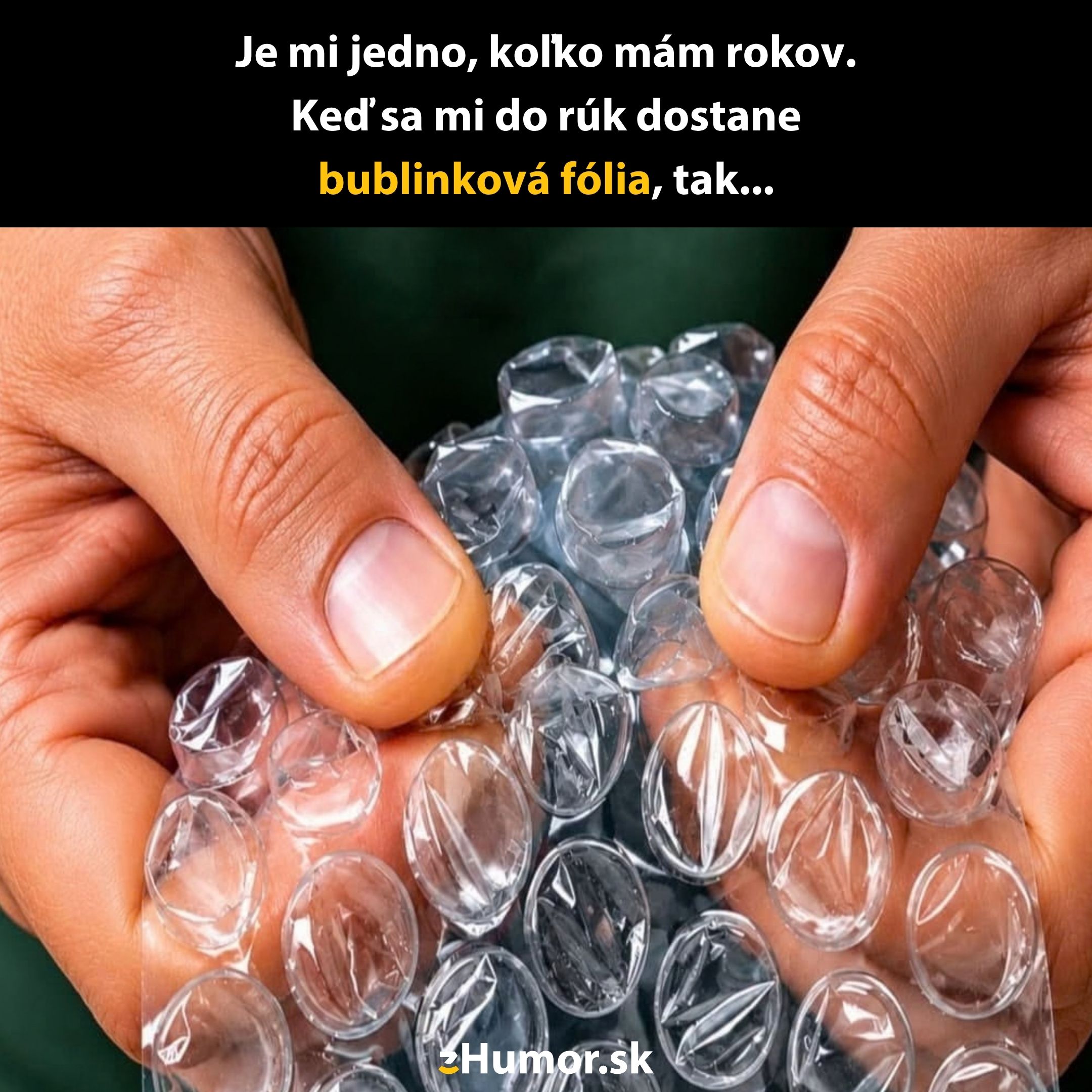 Osoba praská bublinkovú fóliu, ktorá vzbudzuje zábavu a uspokojenie bez ohľadu na vek.