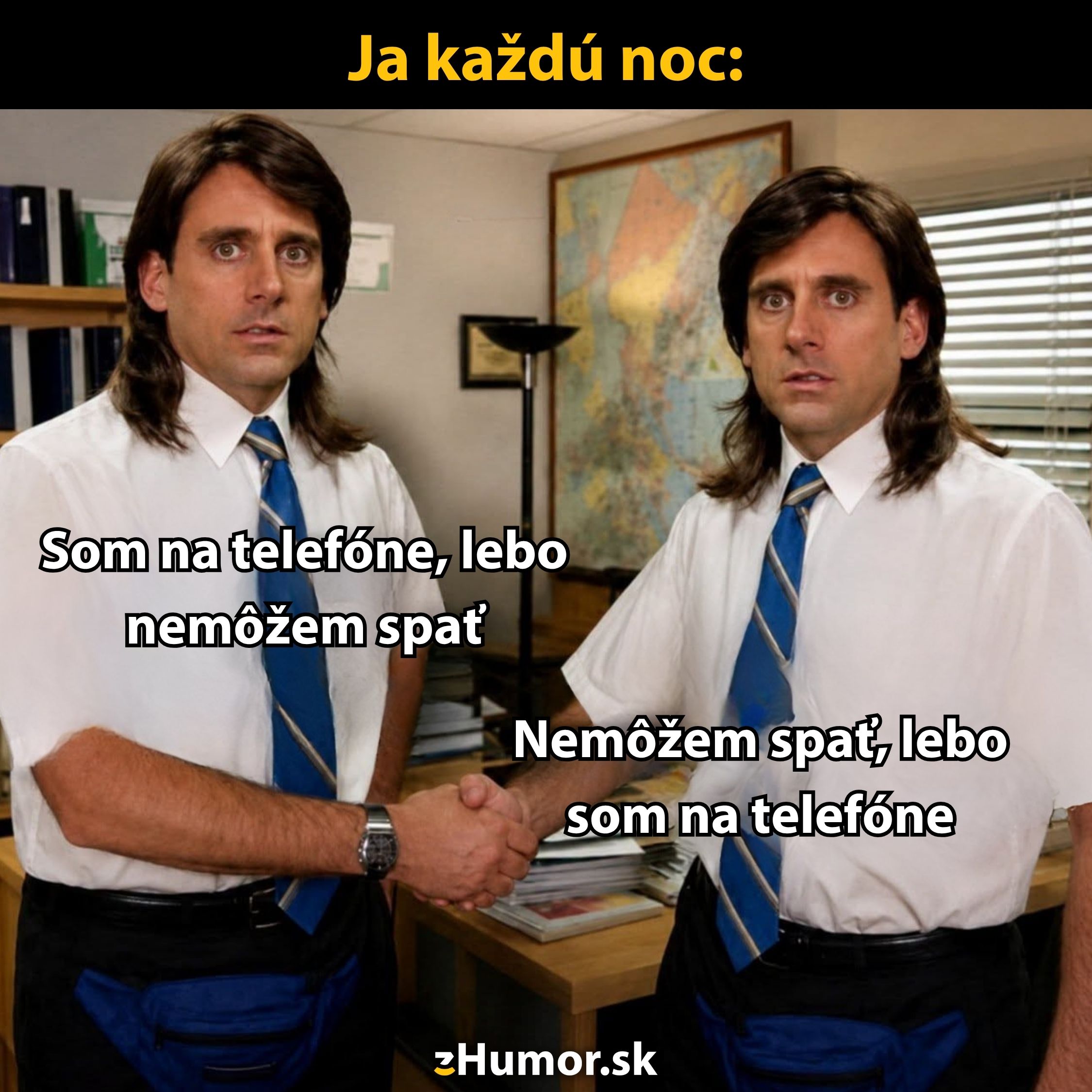 Dvojníci si podávajú ruky v kancelárii s textami o nespavosti a telefónoch na smiech.