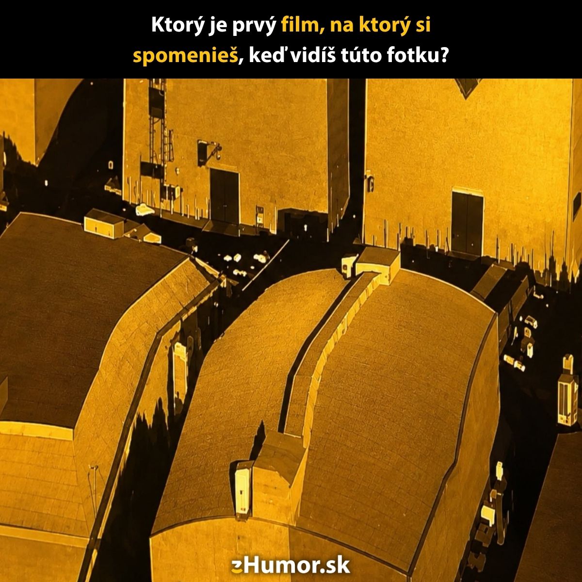 Strechy budov v zlatom svetle s textom otázky o filme na stránke Humor.sk.